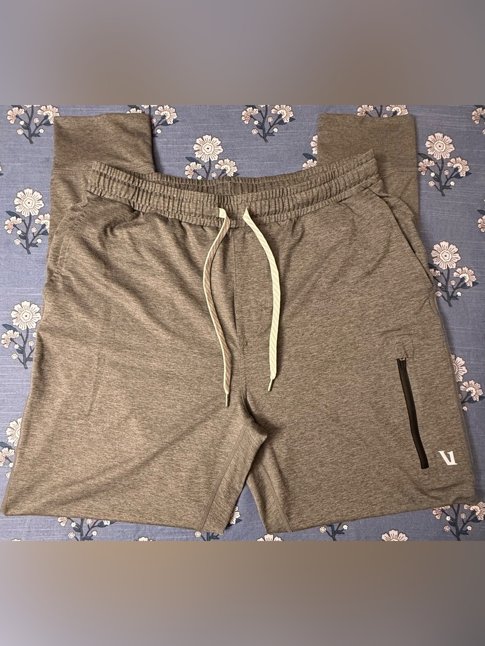 Vuori Sunday Performance Jogger – Men’s Size M – Heathered Green Charcoal – EUC